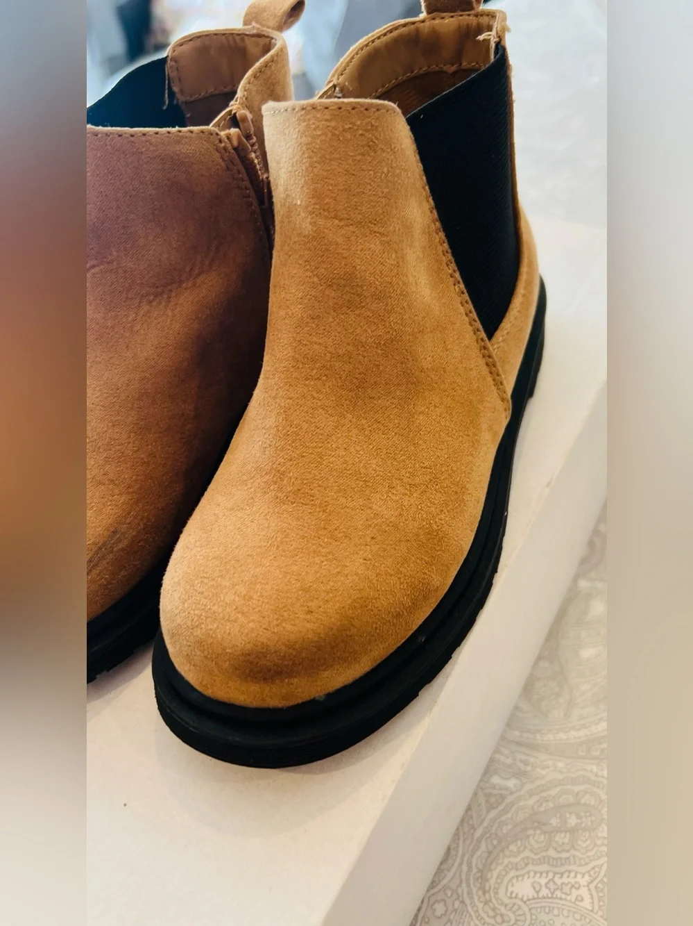 Tan camel 🐪 colored Suede Chelsea girls Booties W Black Soles & zipper size 10